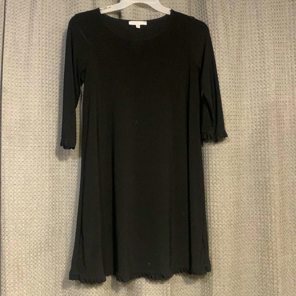 Super Cute! lil black dress 🖤small ruffle at arms& bottom. Qtr length sleeves. - Picture 1 of 4